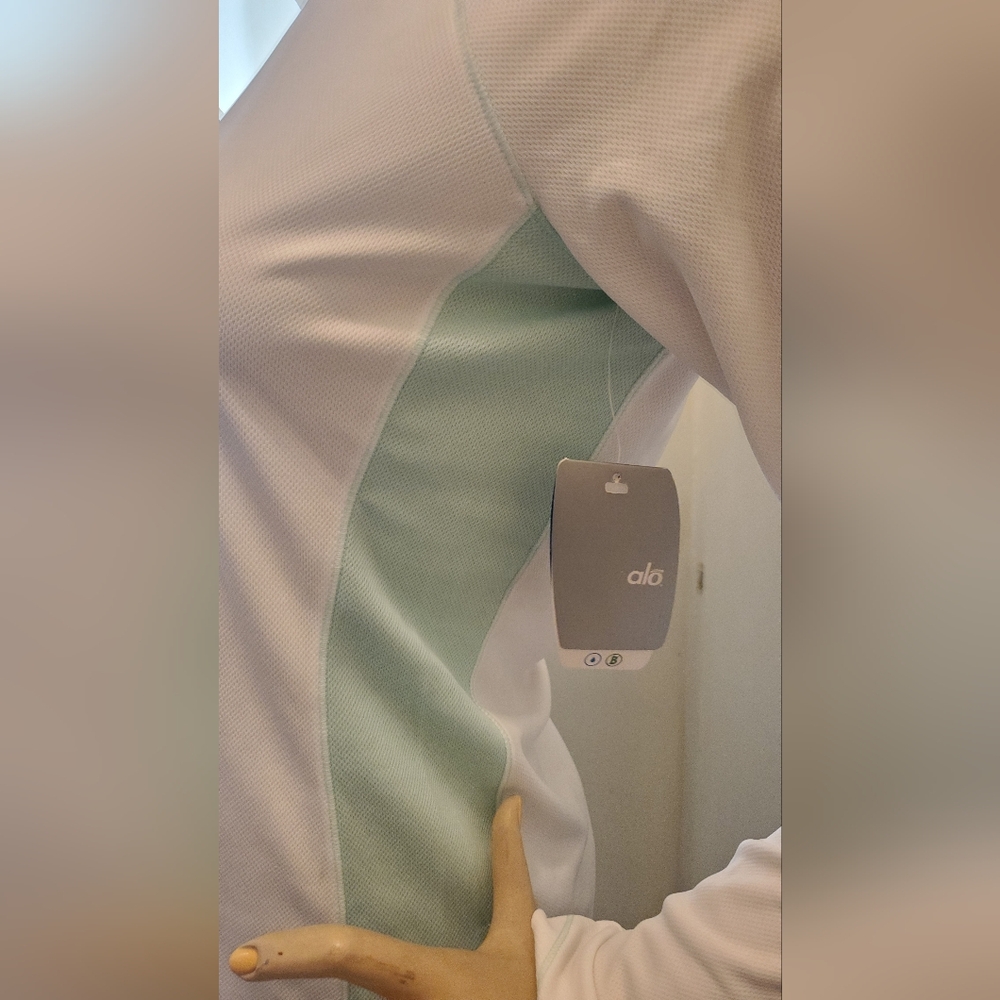 ALO Yoga Women's White and Mint Long Sleeve Top. Alo CoolFit. - Picture 7 of 15